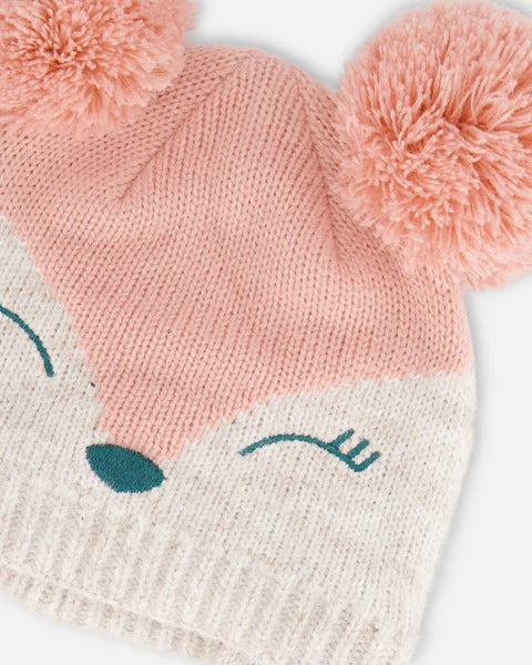 Bonnet en tricot rose pâle avec oreilles et tête de cerf